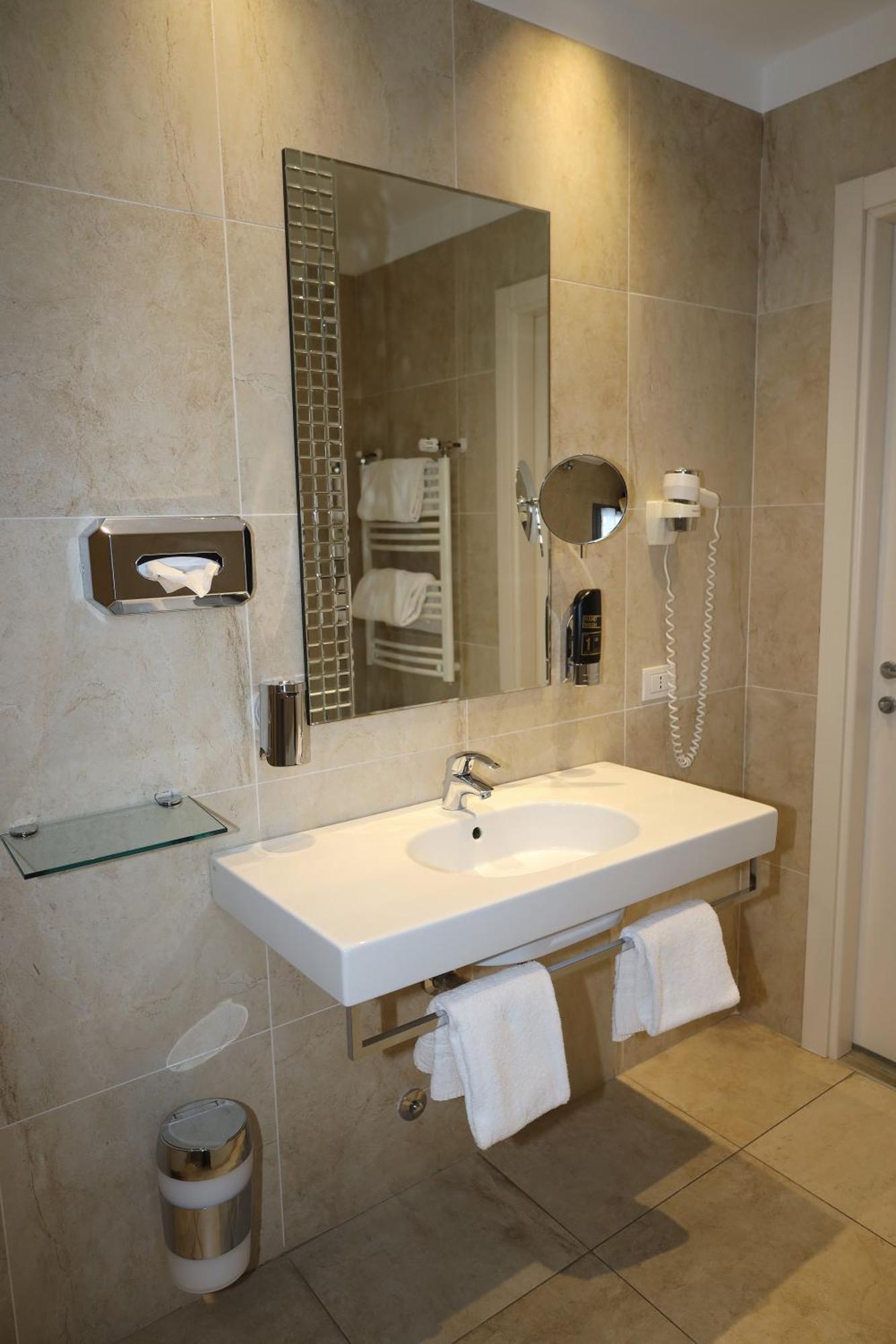 One Hotel & Restaurant Dalmine Ngoại thất bức ảnh